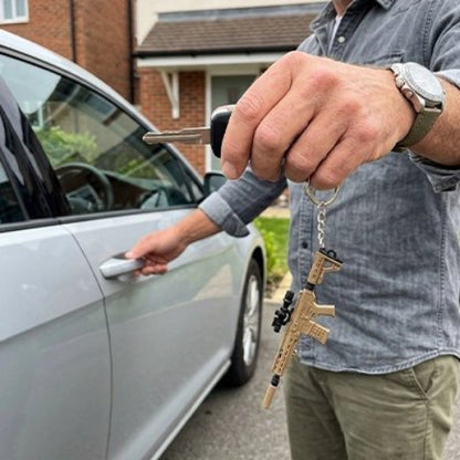 Porte-Clé Fusil d'Assaut en Bois Sculpté